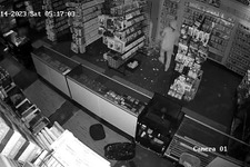 強盗に入られた米ゲームショップが防犯カメラ映像を公開…天井から落ちてショーケースに激突、爆速で罰当たる 画像