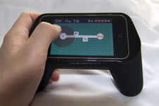 ゲームが楽しく便利になる？iPhone/iPod touch用ゲームコントローラー型アダプター 画像