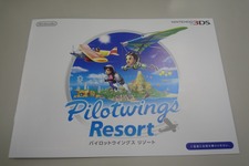 任天堂がこの春に発売する3DSソフト『パイロットウイングス リゾート』『スティールダイバー』のチラシ 画像