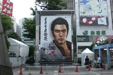 いよいよ明日発売『龍が如く OF THE END』新宿東口に巨大看板登場 画像