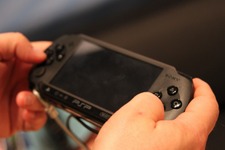 【gamescom 2011】Wi-Fiが省かれ軽量化された新型PSPを間近でチェック  画像