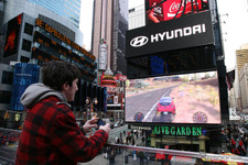ヒュンダイ、NYタイムズスクエアでレースゲーム 画像