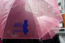 突然の雨に・・・『マージャン★ドリームクラブ』広告入り「タダカサ」配布 画像