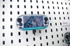 【ニコニコ超会議】PS Vita本体に個性を・・・様々なデザインの液晶保護シート 画像