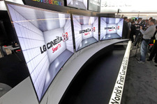 【CES 2013】LG電子、世界初の曲面型有機ELテレビを展示 