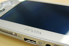 PS Vitaの新色「アイス・シルバー」を買ってきた ― 早速編集部で開封の儀 画像