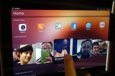 【MWC 2013】スライドだけのセクシーUIを実現、「Ubuntu」搭載スマートフォンが披露 画像