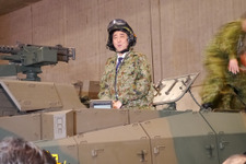【ニコニコ超会議2】安倍首相が自衛隊と在日米軍ブースを視察、10式戦車に搭乗 画像
