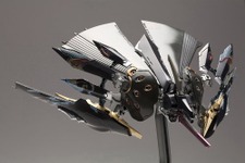 『斑鳩』の2P機「飛鉄塊 銀鶏[黒]」が1/144スケールキットに 画像