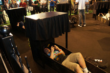 【gamescom 2013】コナミ『キャッスルヴァニア ロード オブ シャドウ 2』ブースは棺桶に横たわってゲームをプレイ！