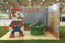 豆缶、ツナ缶、フルーツ缶…加工食品で作られた巨大マリオがチャリティーイベントで賞を受賞 画像