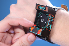 あなたの腕に筐体を、アーケード筐体型腕時計「Classic Arcade Wristwatc」が登場 画像