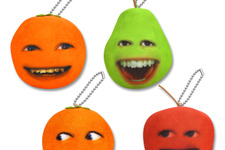 「うざいオレンジ」の仲間達がマスコットになってクレーンゲームに登場 画像