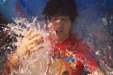 須田剛一がアイスバケツチャレンジに挑戦！氷水を被ってiPhoneまでずぶ濡れに 画像