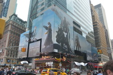 来週発売の『Destiny』、巨大広告がNYタイムズスクエアに出現 画像