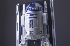 喋る等身大「R2-D2」フィギュアが約35,000円で予約開始、半立体型で人感センサー付き 画像