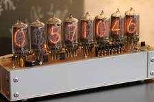一般販売される『シュタゲ』の“ダイバージェンスメーター時計”は限定30台で、貴重なニキシー管を使用 画像