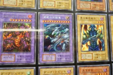 新宿駅の「遊戯王」広告が凄い！これまで発行された全7649カードを展示、幻の「青眼の究極竜」も 画像