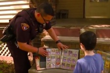 とある少年の『ポケモン』カードが窃盗…落ち込む彼へ警官が激レア「ミュウ」贈る 画像