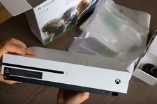 Xbox One S本体の開封映像到着…4K出力はアップデートで対応？ 画像