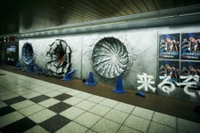 『JUMP FORCE』ジャンプヒーローが現実でバトル!? コンクリート壁を撃つ“謎の穴”が新宿駅に出現 画像