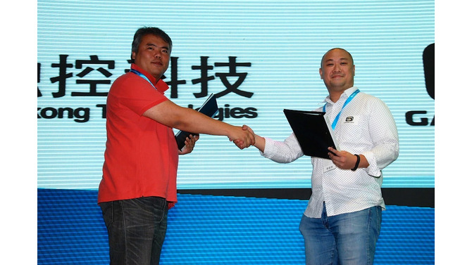 会場で調印式をすませ、握手するChukong社CEOのHaozhi Chen氏（左）とゲームロフトのカントリーマネージャ、Eric Tan氏（右）