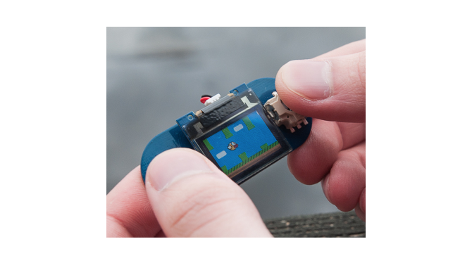 親指サイズ(25.8mm×25.0mm)の極小ディスプレイ「TinyScreen」は、ゲームもプレイ可能