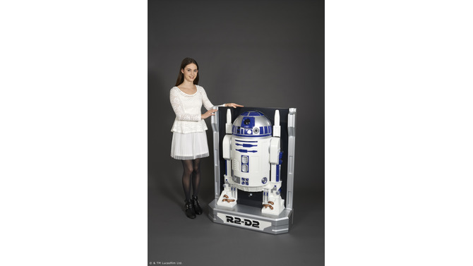 喋る等身大「R2-D2」フィギュアが約35,000円で予約開始、半立体型で人感センサー付き