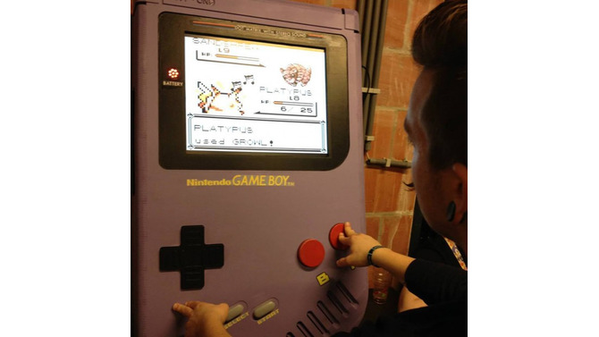 海外ファンが巨大ゲームボーイ「Game Boy XXL」製作…こいつ、動くぞ！