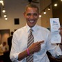 投票用紙を持つオバマ大統領