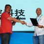 会場で調印式をすませ、握手するChukong社CEOのHaozhi Chen氏（左）とゲームロフトのカントリーマネージャ、Eric Tan氏（右）