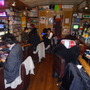 店内は非常にアットホームな雰囲気。お客さん同士でカードゲームを楽しそうにプレイしていた様子が印象的でした。