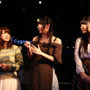 （左から）エリカ役の石上静香さん、イザベル役の佐倉薫さん、アリサ役の優木かなさん