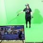 VR体感者と、プレイ中のゲーム画面を合成する新たな試みも披露された。グリーンバックのスペースでVRを体験することで、いま何をプレイしているかが第3者が分かるようになっている
