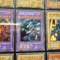 新宿駅の「遊戯王」広告が凄い！これまで発行された全7649カードを展示、幻の「青眼の究極竜」も 画像