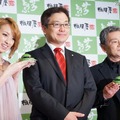 右から、シャア役の声優池田秀一さん、相模屋食料の鳥越淳司社長、南明奈さん