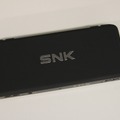 SNKのロゴがかっこいい背面