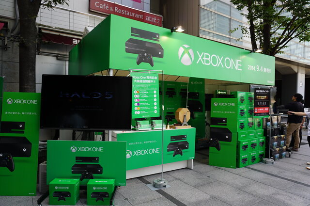 【Xbox One発売】発売当日をフォトレポート、開店前の秋葉原ヨドバシカメラに並ぶファン
