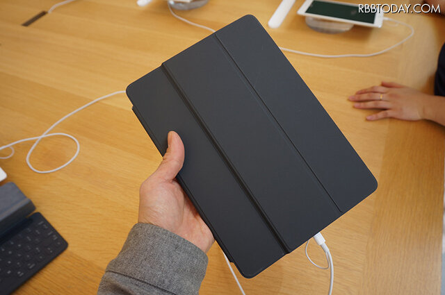 iPad Pro 9.7インチ用のSmart Keyboardは、Apple Store表参道では売り切れてしまったという