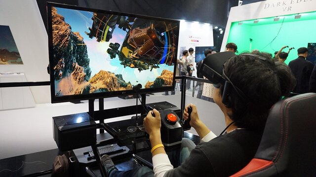 【G-STAR 2016】VRシューティングゲームを上下左右に動く大型筐体でプレイ、縦の動きに恐怖を感じる