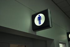 【E3 2010】何を意味する? トイレにKINECT for Xbox360の広告 画像