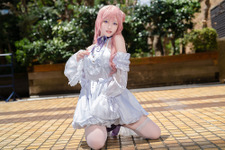 【コスプレ】くびれたウエストが純白ドレスを際立たせる！しなやかなポージングも眩しい『NIKKE』ドロシーの美女レイヤーに刮目