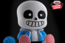 『UNDERTALE』サンズの編みぐるみフィギュアが2月より全国のクレーンゲームに登場ー「あまりのかわいさに めが ボーンと とびだした！」 画像