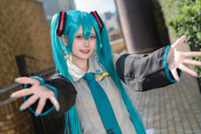 【コスプレ】世代を超えて愛される「初音ミク」！フレッシュな魅力が溢れる高校生レイヤーに熱視線【写真9枚】 画像