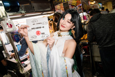 『アズールレーン』と台湾夜市のコラボに大興奮！美女コスプレイヤーが1日店長になって台湾グルメを推し売り【写真43枚】