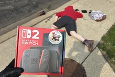 「スイッチ2安く買えたぜ！」目の前には荷物ぶちまけ倒れた人…インパクト抜群の1枚が話題に 画像