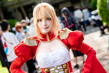 【コスプレ】『FGO』ネロの生意気な表情が可愛い！金髪に赤いドレスで、台湾の庭園に映える美貌も見応えあり【写真9枚】 画像