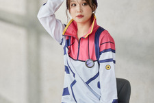 パイスーを着こなすモデルさんがマチュそのもの！「ガンダム ジークアクス」制服ニットやジャージの予約締切が迫る 画像