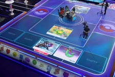 『ポケカ』世界大会、未来感あふれる“床”の演出に反響！「遊戯王のソリッドビジョンみたい」「全TCGプレイヤーの夢じゃん」 画像