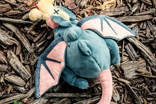 『モンハンワイルズ』ゲリョスがぬいぐるみポーチに！“死んだふり”をコミカルに再現 画像